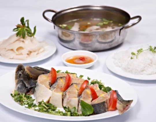 CÁ TẦM NẤU LẨU MĂNG CHUA